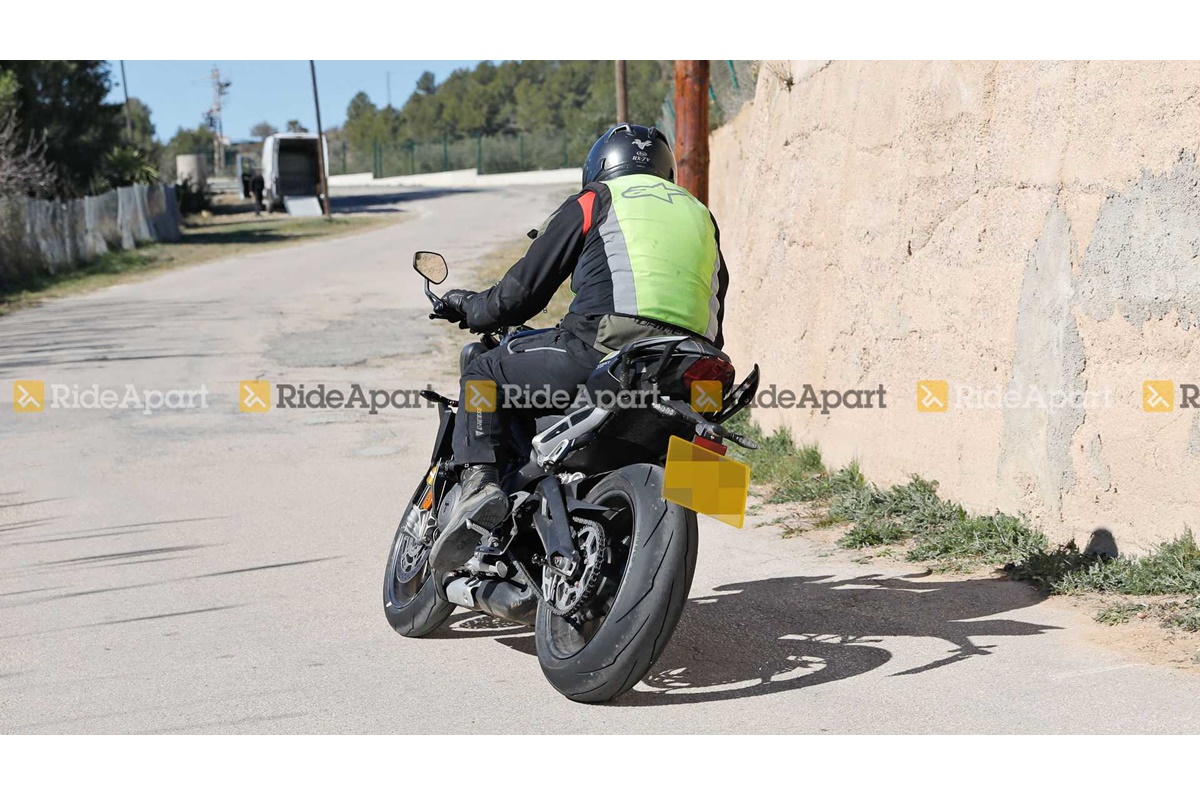 Triumph Street Triple 765 2023 vista trasera