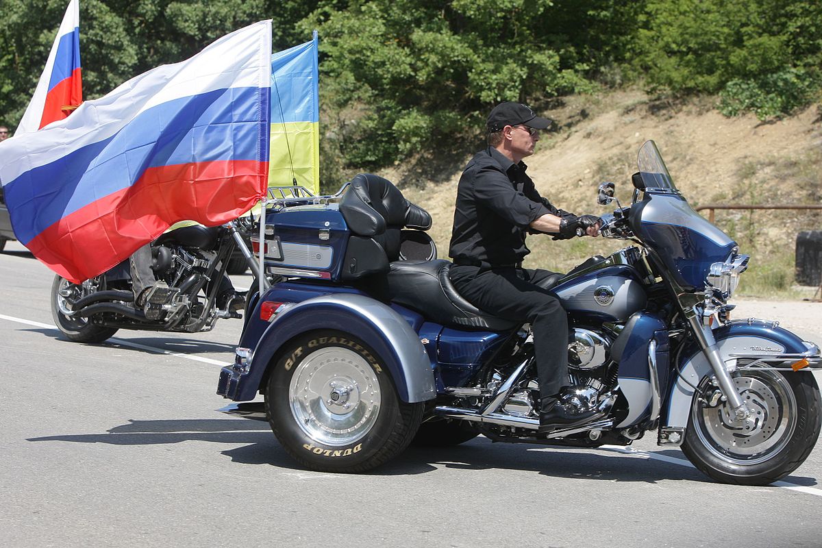 Vladimir Putin en un triciclo Harley Davidson