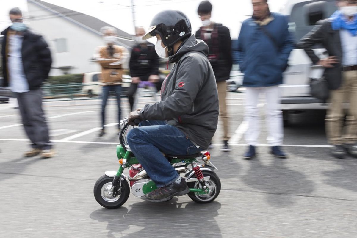 Kazuo Sasaki a bordo de la Honda Monkey "Kosaru 50TT"