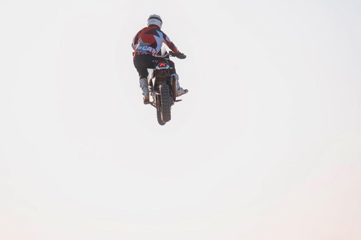 Antoine Meo pone en órbita la Ducati DesertX