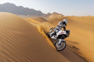 Meo ha estado probando la moto también en el desierto