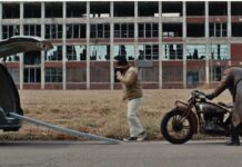 Bajando la Indian 4 de 1929 eléctrica de un automóvil