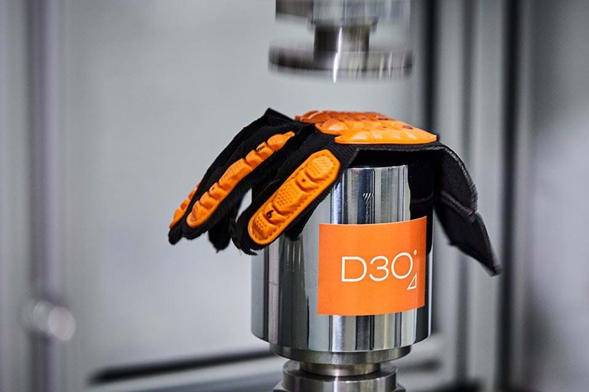 Guantes con protecciones con tecnología D3O