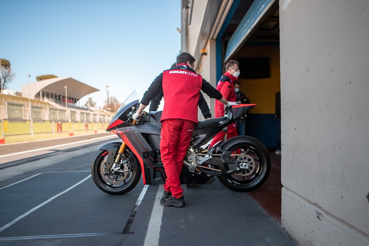 Ducati "V21L" de pruebas en circuito