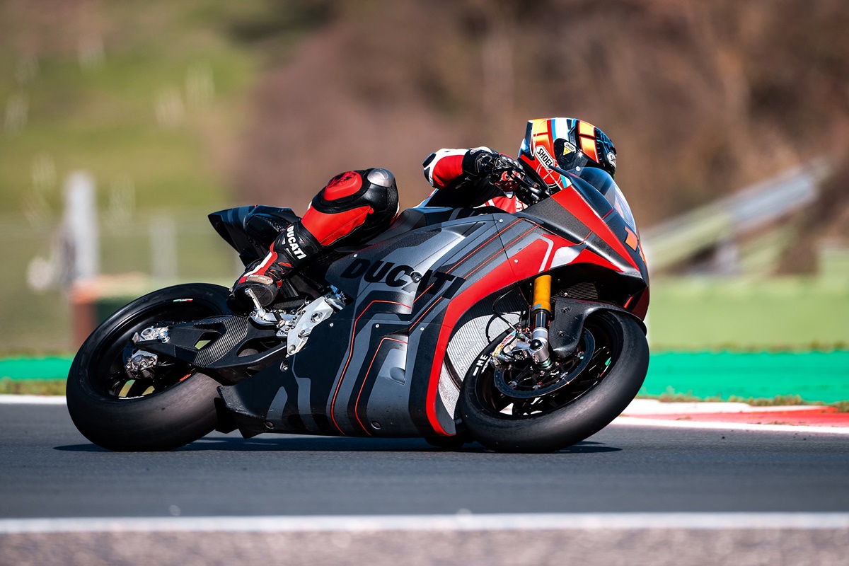Ducati "V21L" de pruebas en circuito