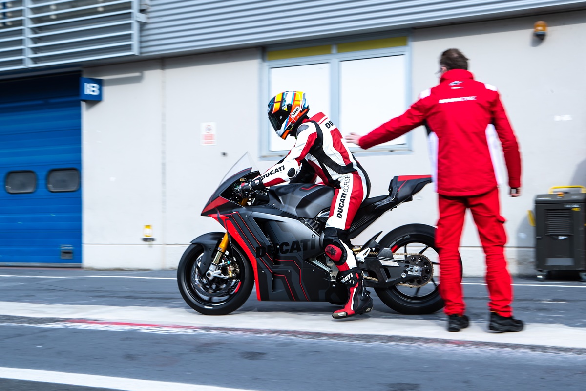 Ducati "V21L" de pruebas en circuito