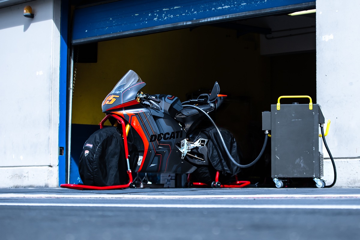 Ducati "V21L" de pruebas en circuito