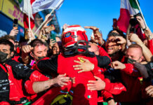 Leclerc celebrando su victoria en Melbourne