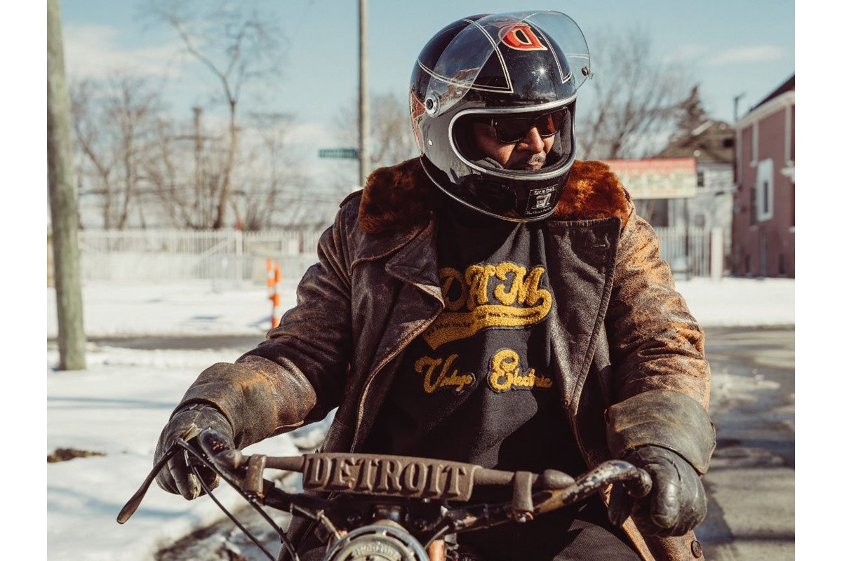 Randy “Detroit” Hayward conduciendo por las calles de Detroit