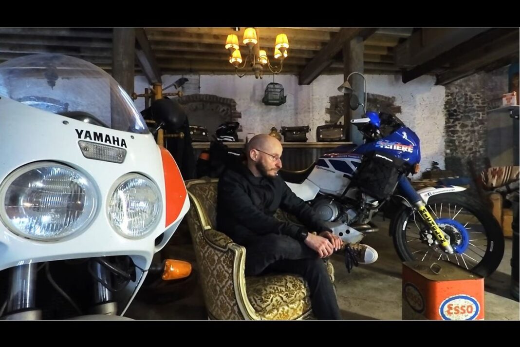 Thomas Lebouvier en su viaje con sus dos motos
