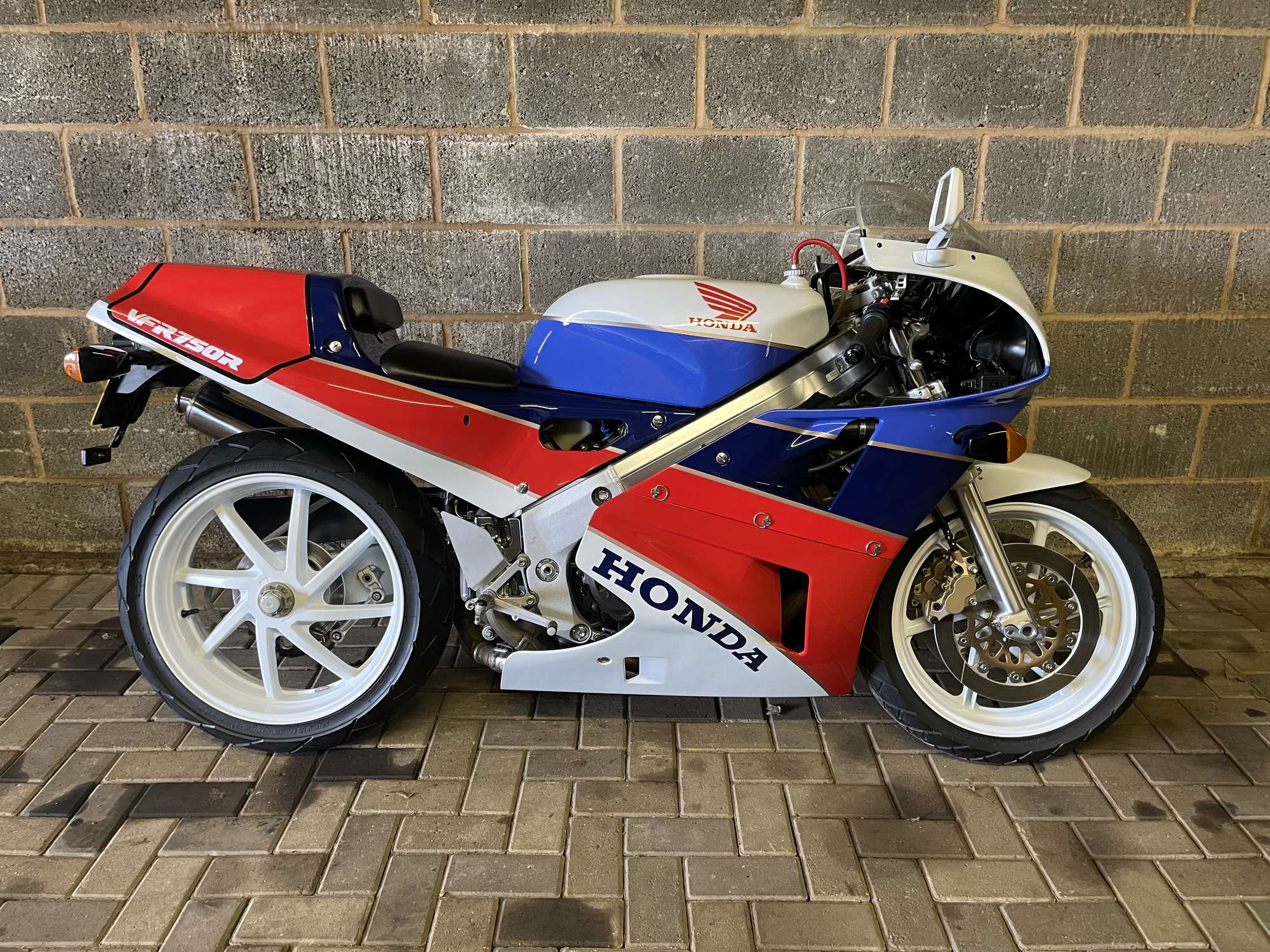 Honda VFR750RR RC30 con solo 2 millas