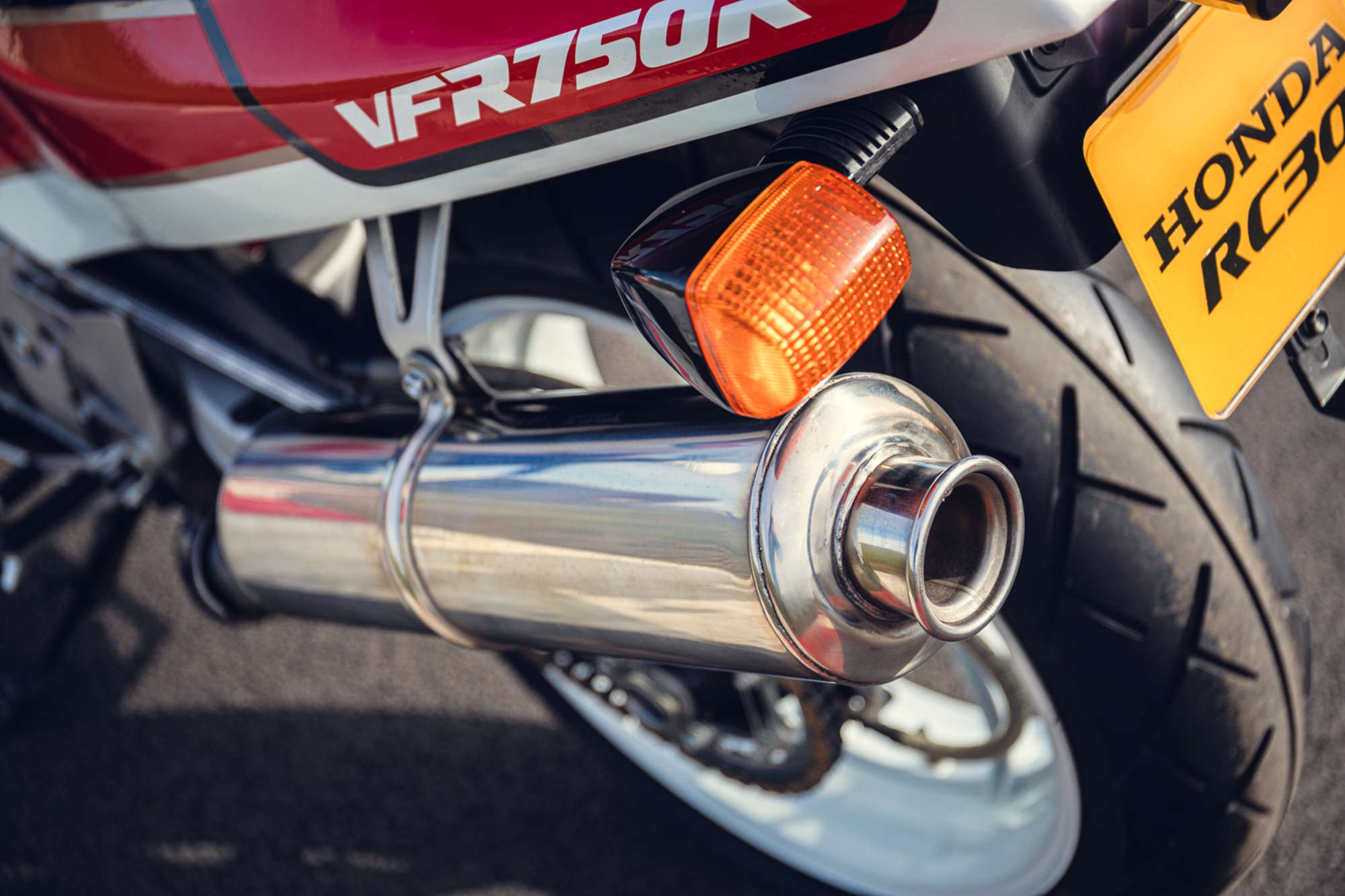 Honda VFR750RR RC30 con solo 2 millas