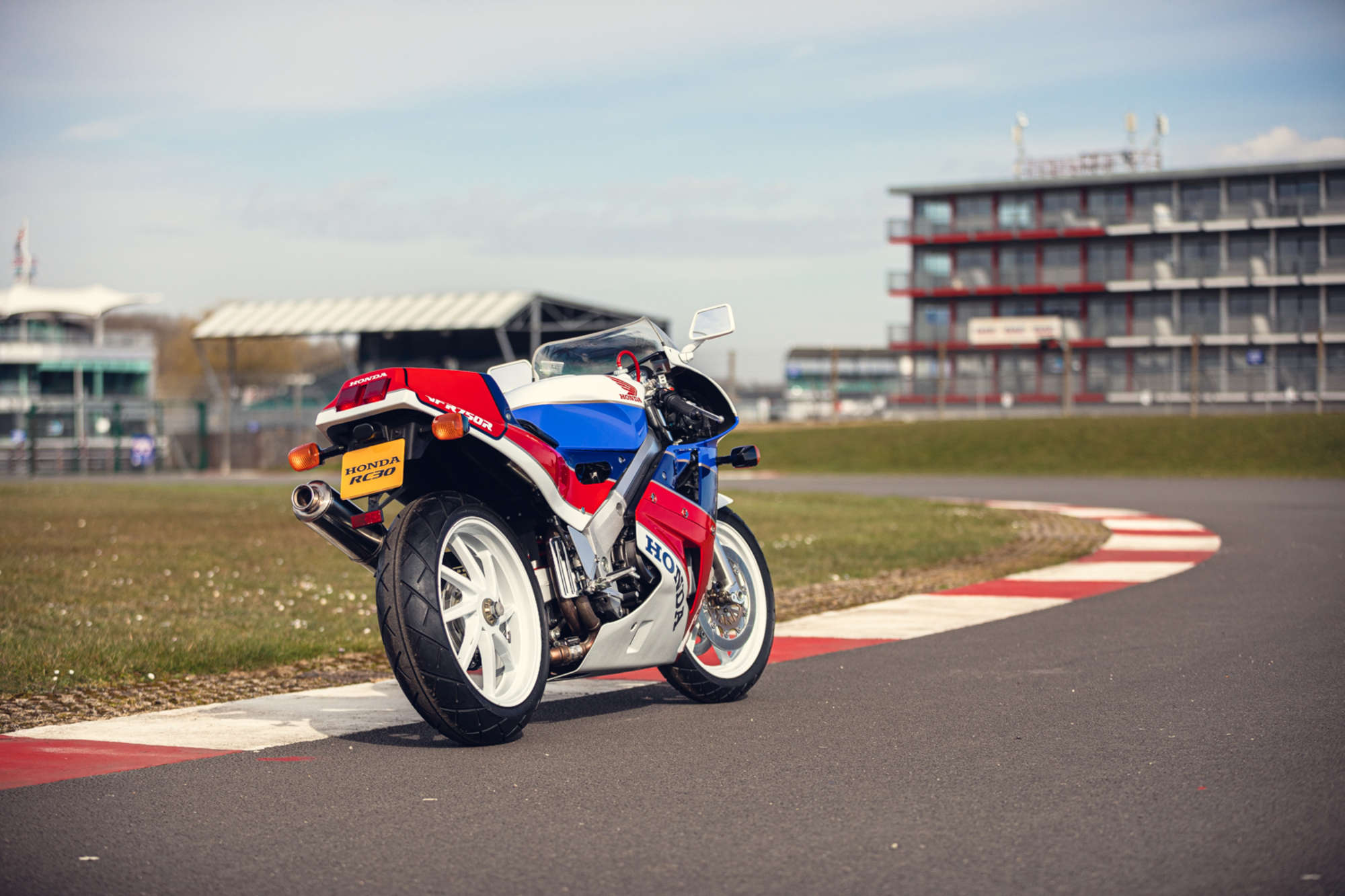 Honda VFR750RR RC30 con solo 2 millas