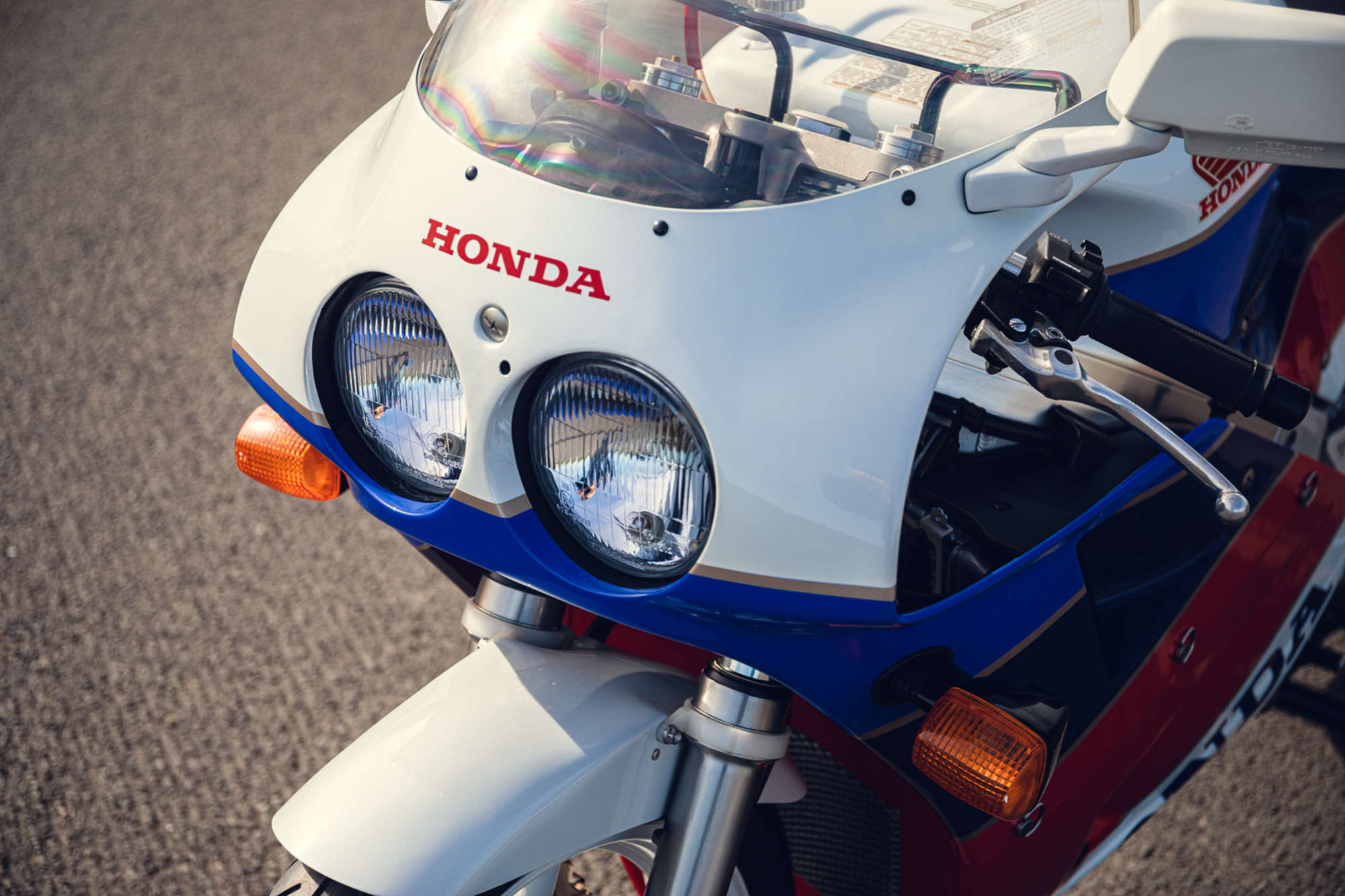 Honda VFR750RR RC30 con solo 2 millas