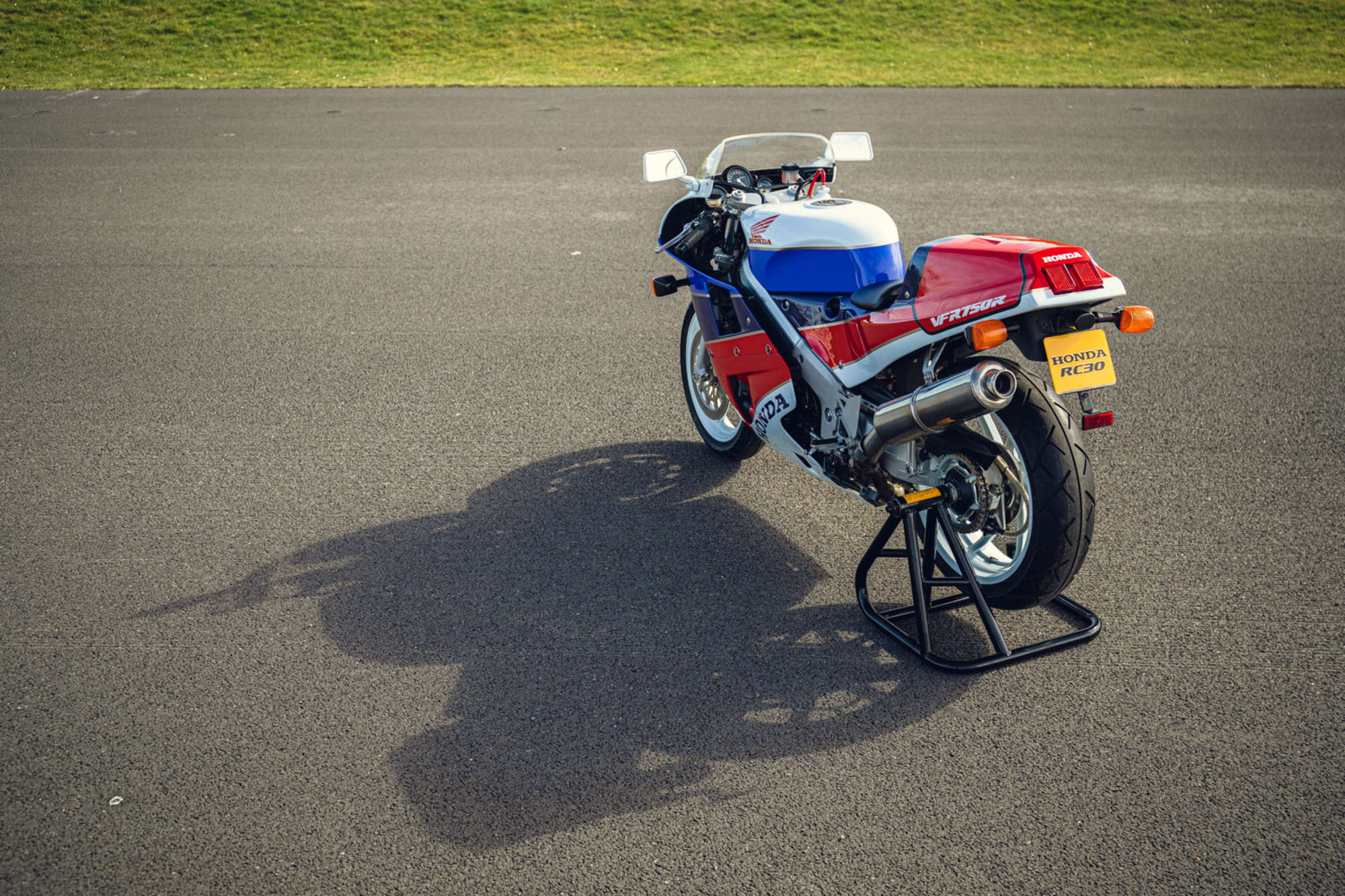 Honda VFR750RR RC30 con solo 2 millas
