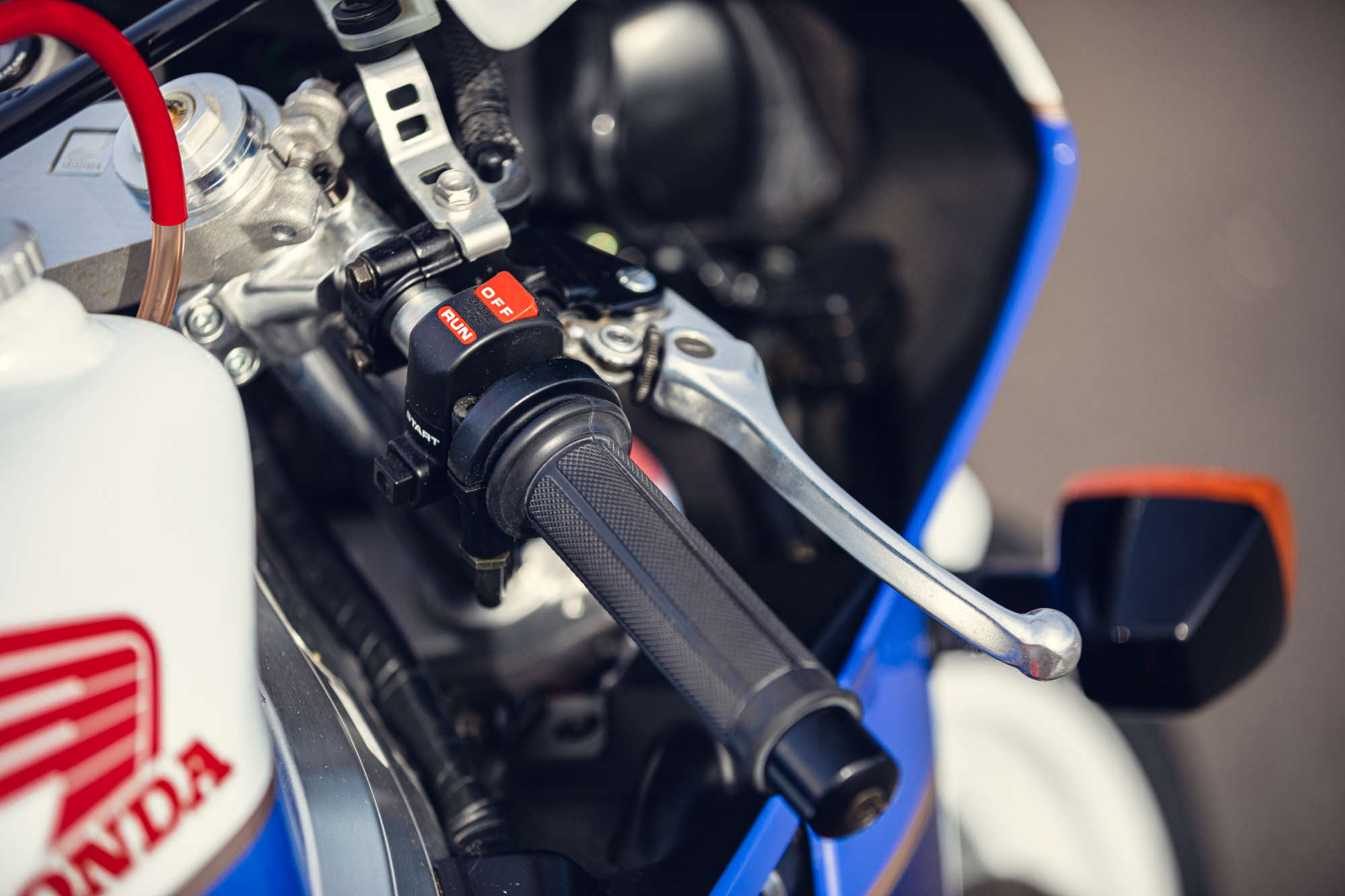 Honda VFR750RR RC30 con solo 2 millas