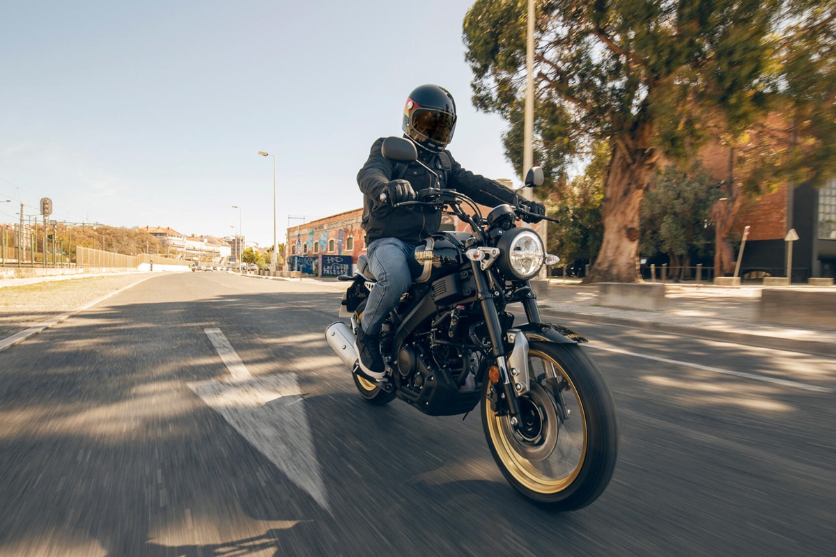 Nueva Yamaha XSR125 Legacy 2022 en acción