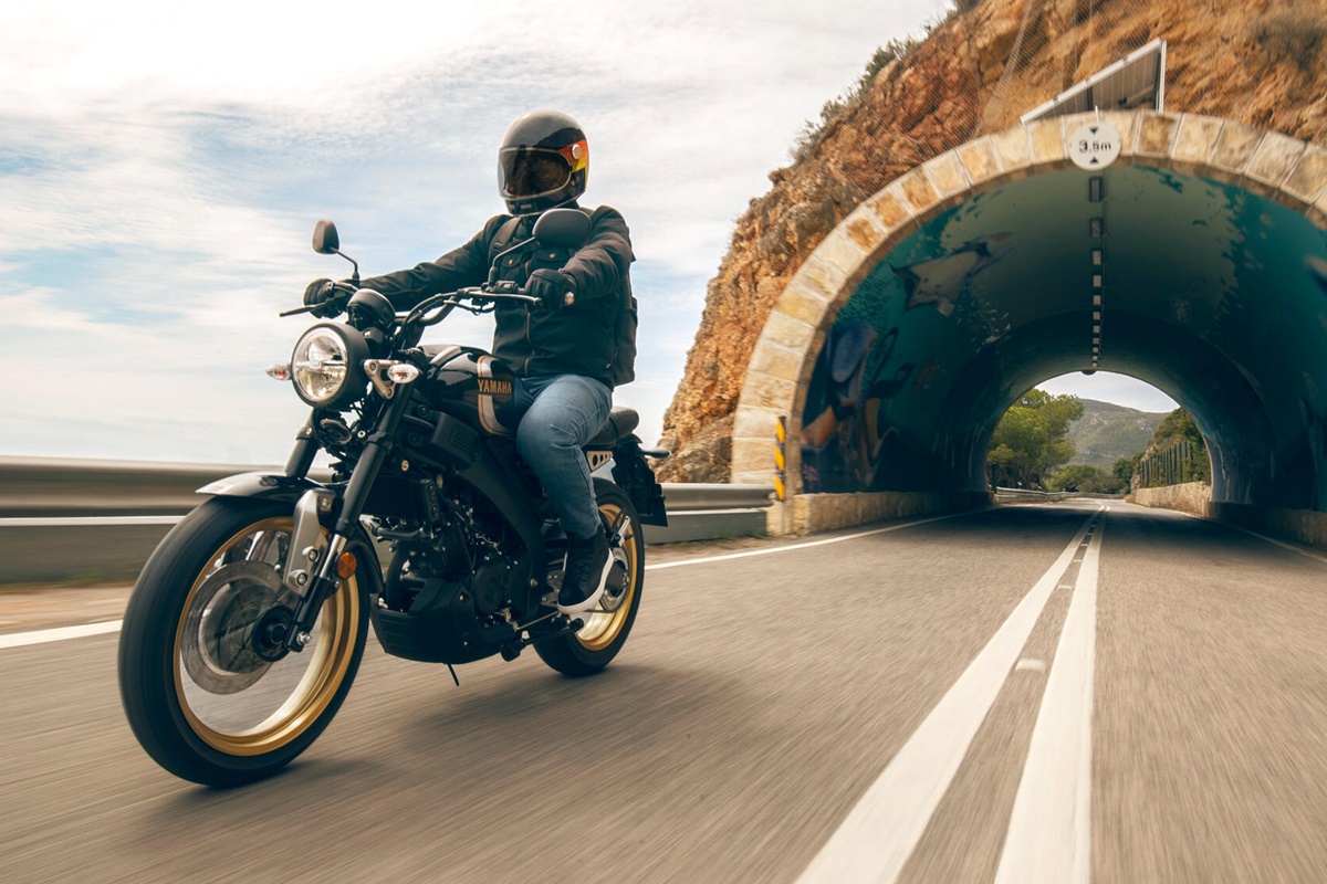 Nueva Yamaha XSR125 Legacy 2022 en acción