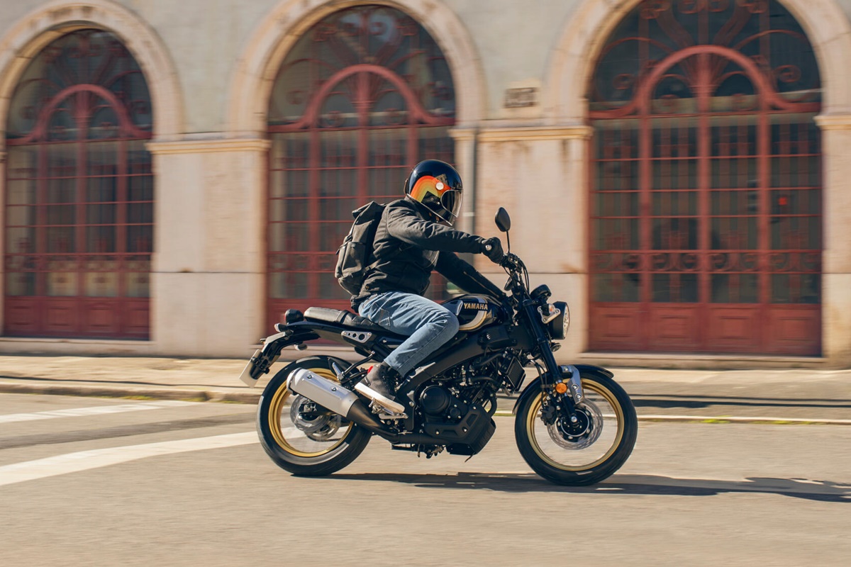 Nueva Yamaha XSR125 Legacy 2022 en acción