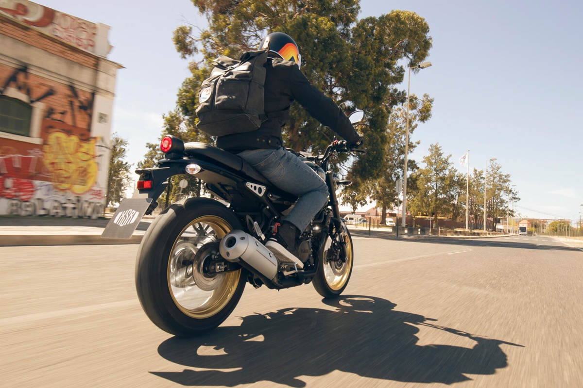 Nueva Yamaha XSR125 Legacy 2022 en acción