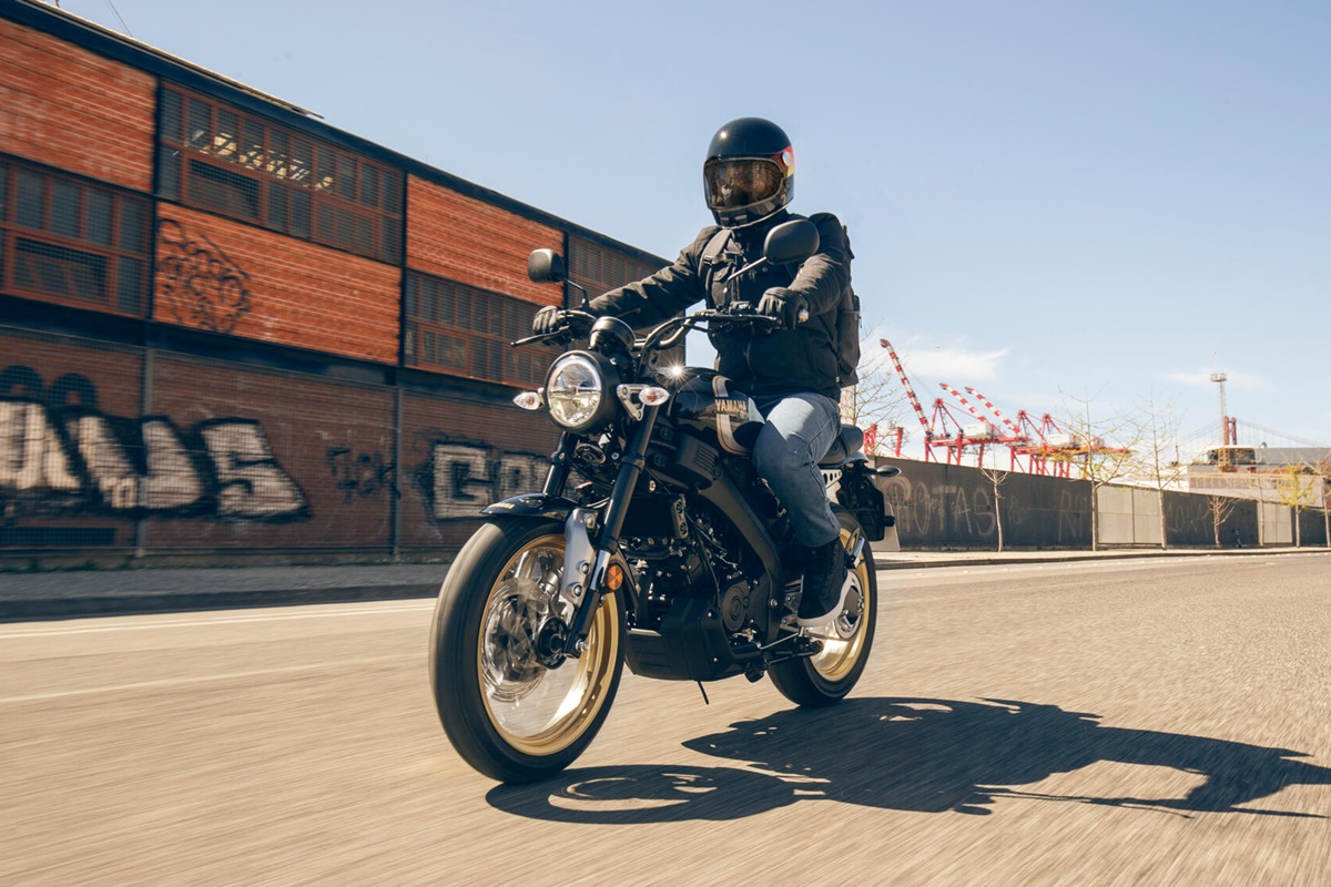 Nueva Yamaha XSR125 Legacy 2022 en acción