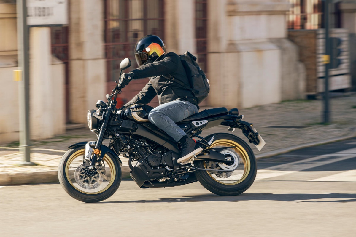 Nueva Yamaha XSR125 Legacy 2022 en acción