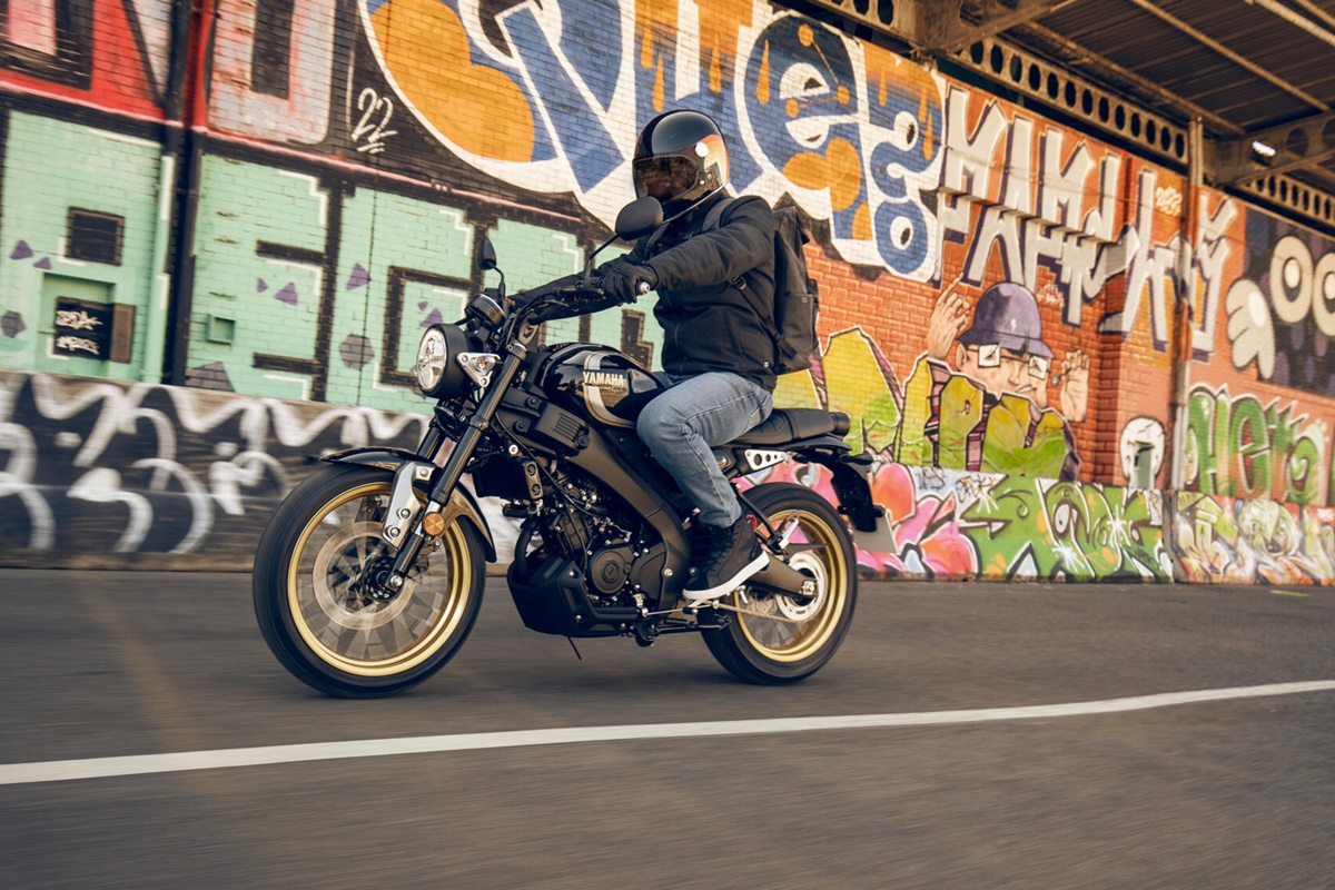Nueva Yamaha XSR125 Legacy 2022 en acción