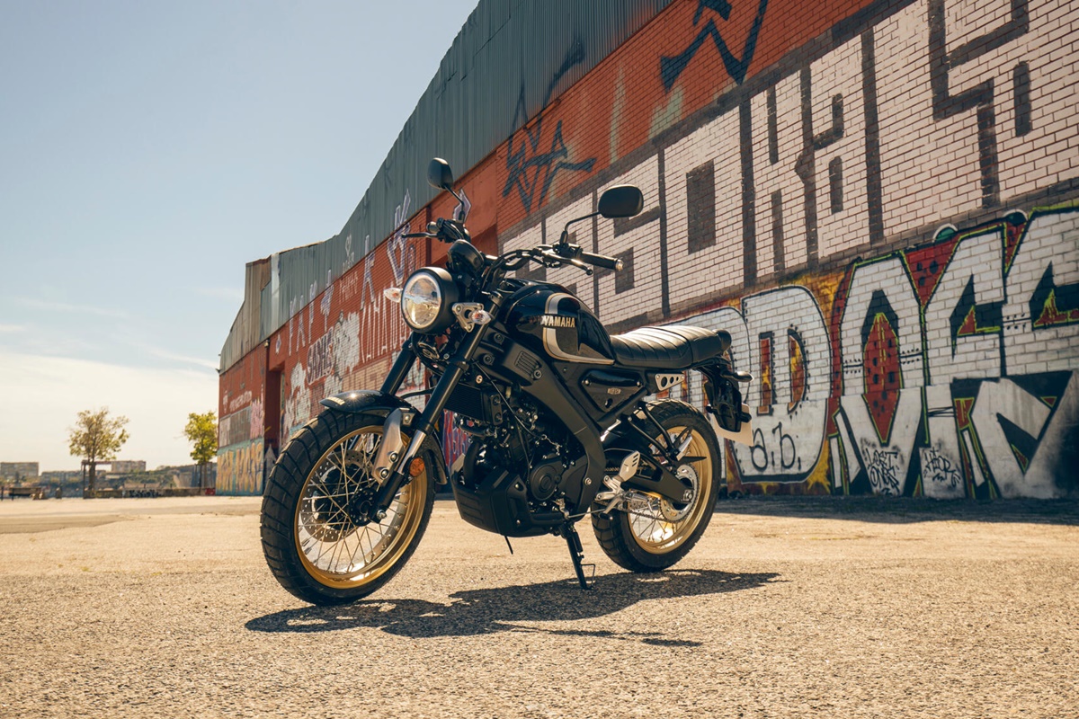 Nueva Yamaha XSR125 Legacy 2022 en estático