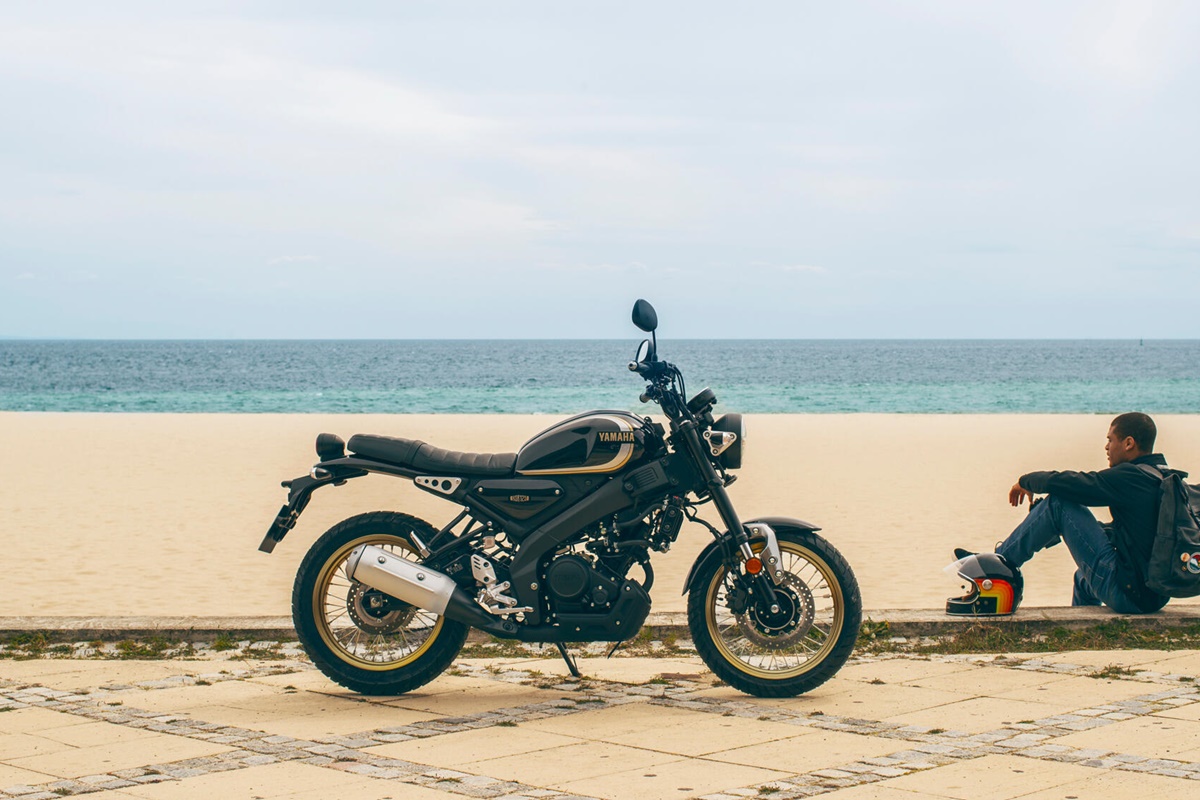 Nueva Yamaha XSR125 Legacy 2022 en estático