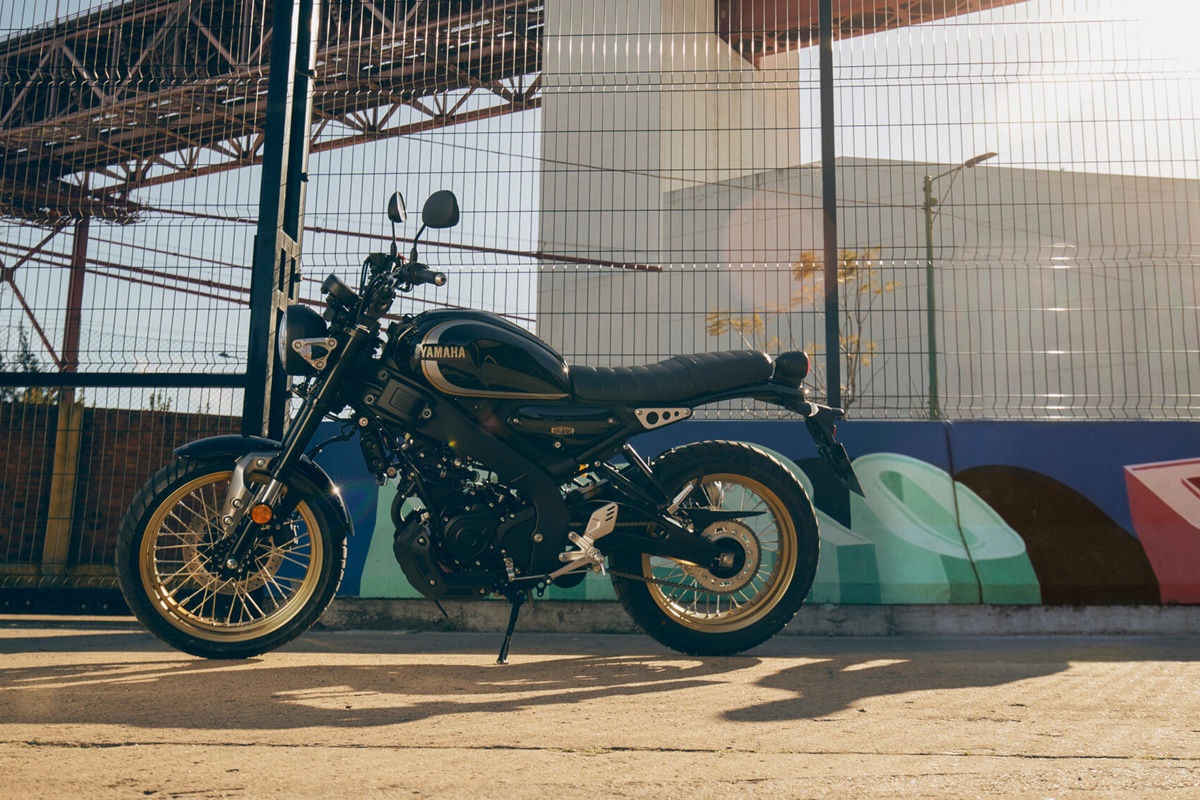 Nueva Yamaha XSR125 Legacy 2022 en estático