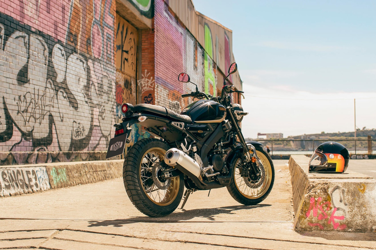 Nueva Yamaha XSR125 Legacy 2022 en estático