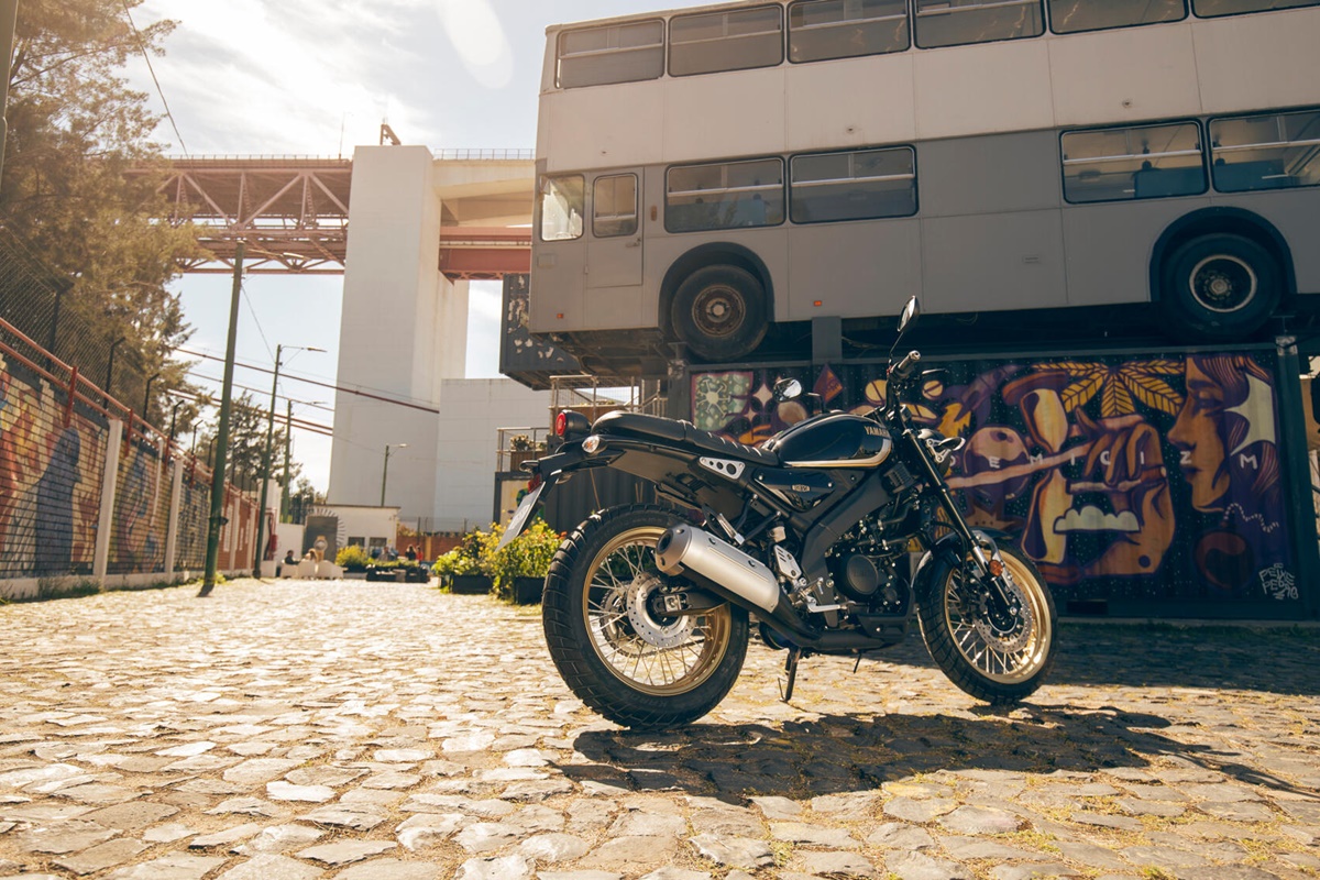 Nueva Yamaha XSR125 Legacy 2022 en estático