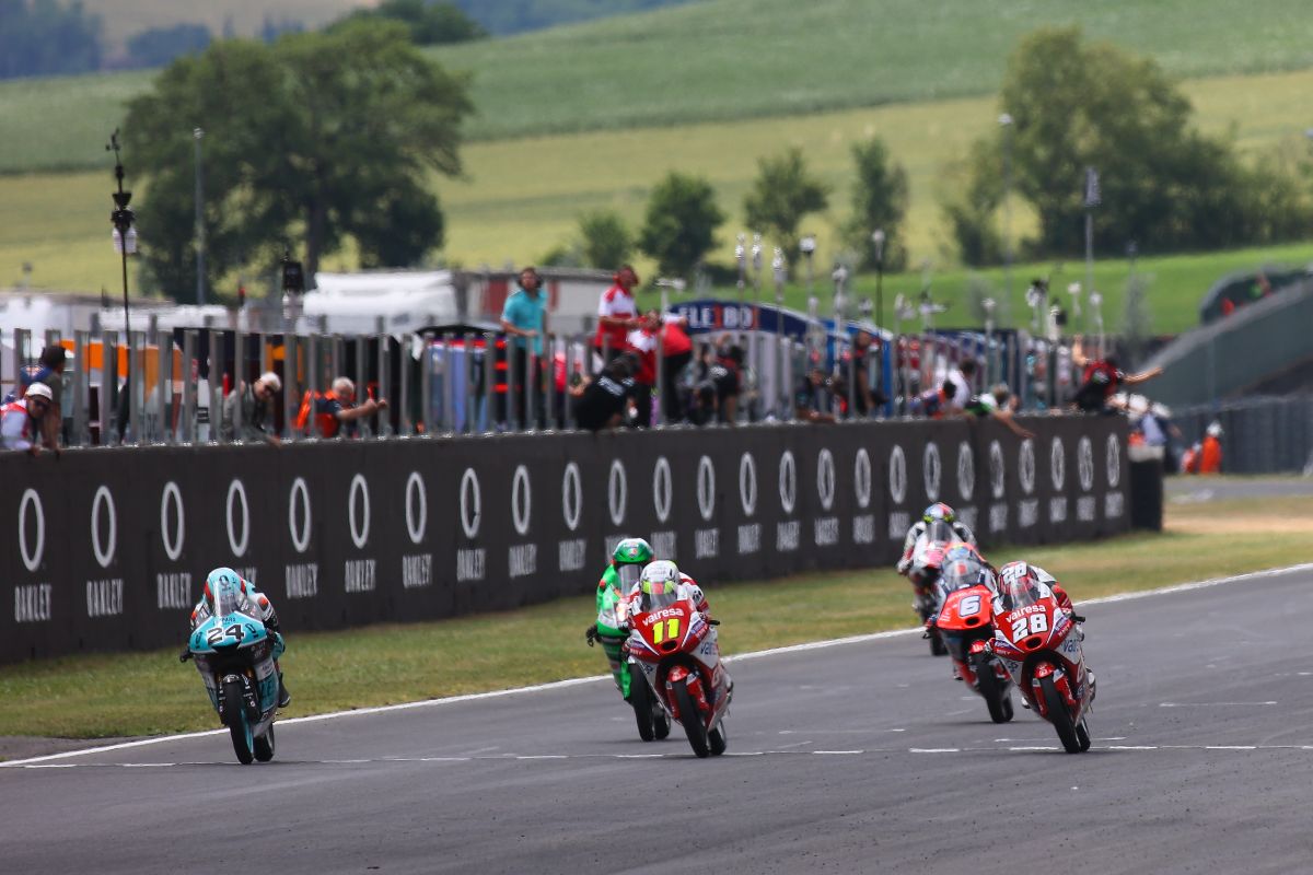 Entrada a meta de los pilotos de Moto3