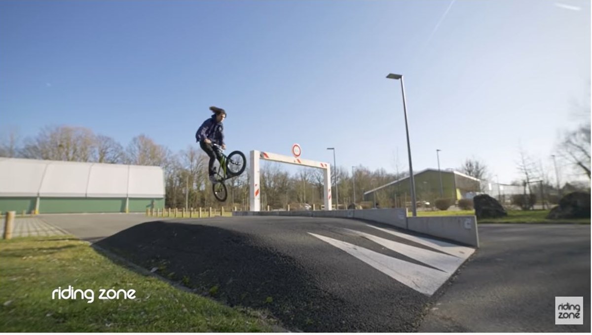 Los chicos de Riding Zone realizando piruetas sobre él