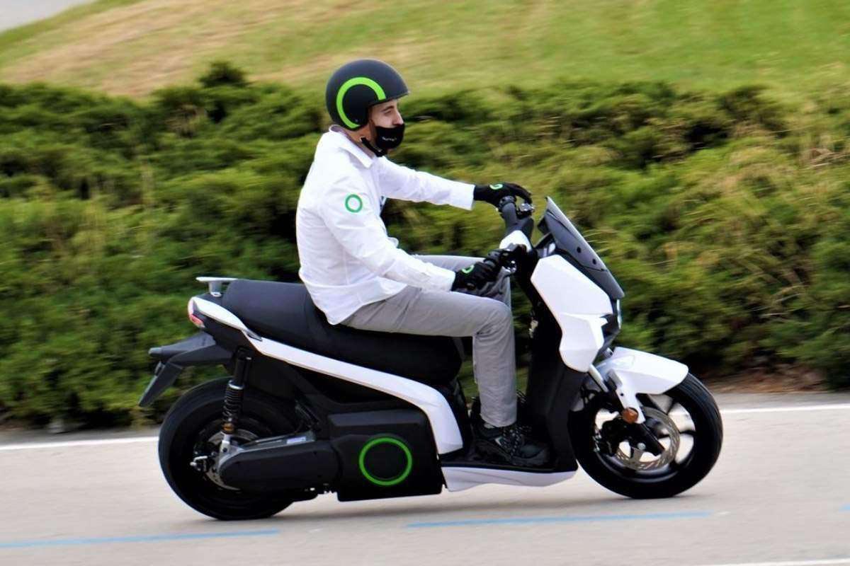 Conducir una moto eléctrica es diferente en varios aspectos