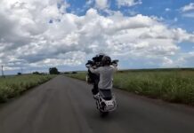 La soltura con la que levanta la moto es admirable