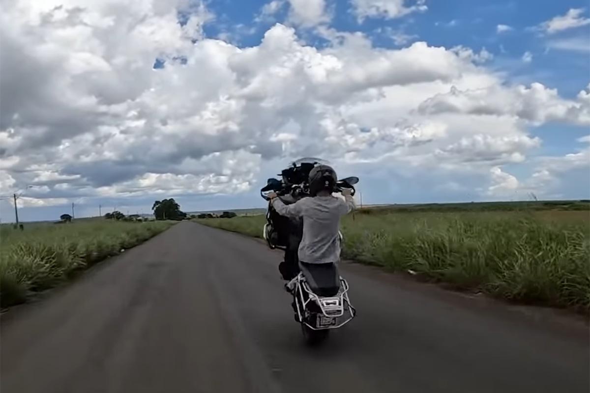 La soltura con la que levanta la moto es admirable