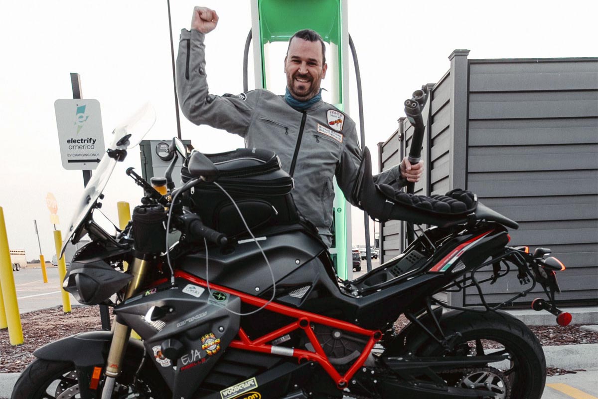 4.677 km en 111 horas: Nuevo récord para una moto eléctrica
