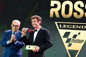 Rossi junto a Ezpeleta en la ceremonia