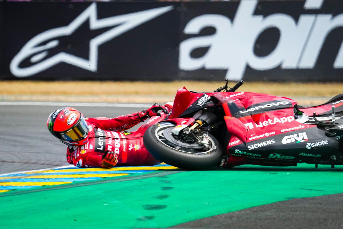 Bagnaia se fue al suelo en el GP de Francia