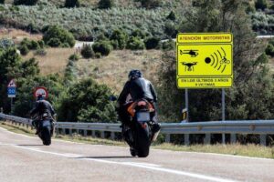 Campaña DGT con motos camufladas