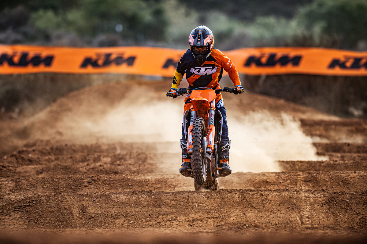 KTM 450 SX-F 2023 en acción