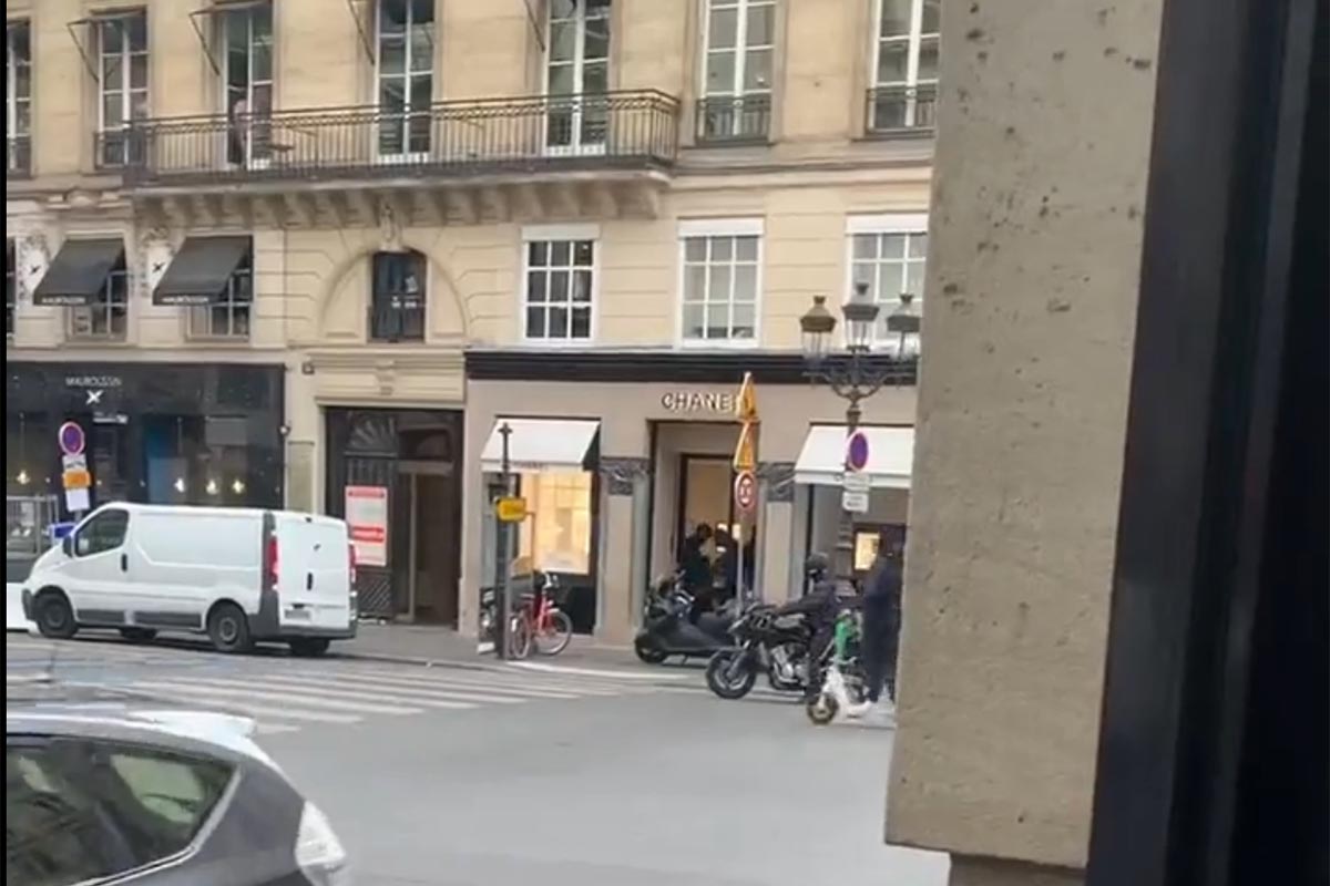 Un scooter y una moto como vehículo de huída