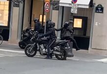 Se puede apreciar como el piloto de la Fazer lleva un fusil de asalto