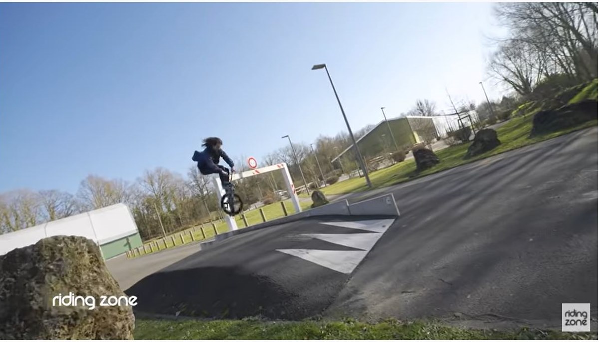 Los chicos de Riding Zone realizando piruetas sobre él