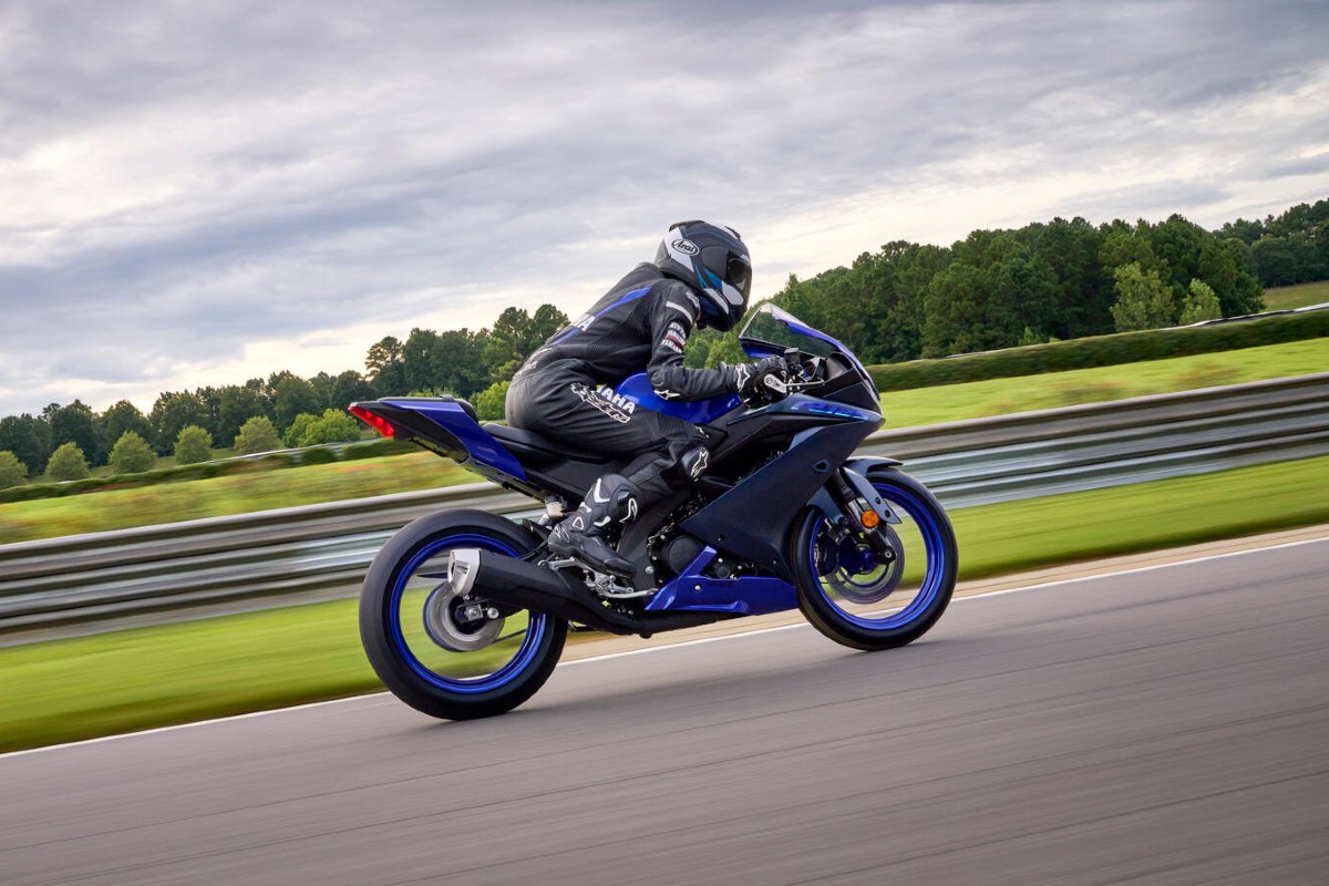 2022-yamaha-yzf-r125-eu-icon_blue-action-007-03
