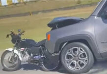 Insólito: se da a la fuga tras un accidente ¡Con la moto enganchada!