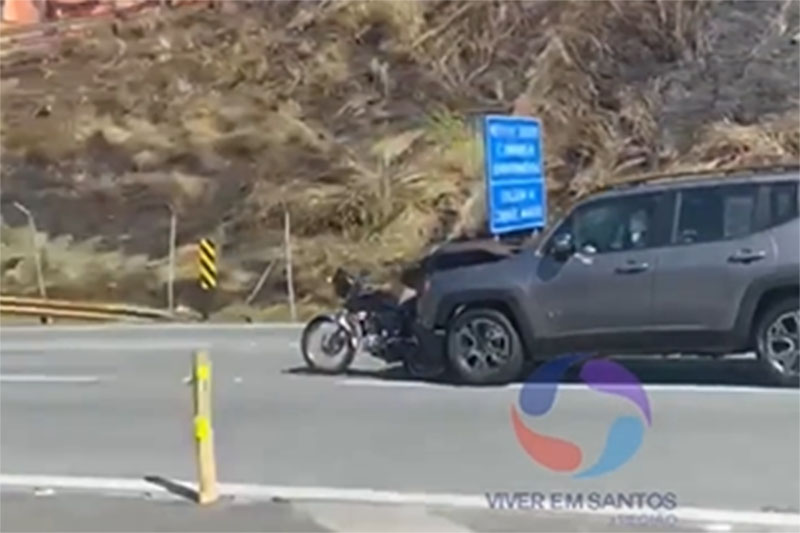Después de unos dos kilómetros tomó la salida de la autopista