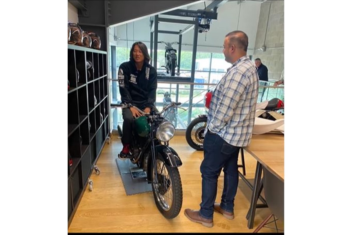 Visita del actor Sung-Ho Kang a las instalaciones de Royal Enfield