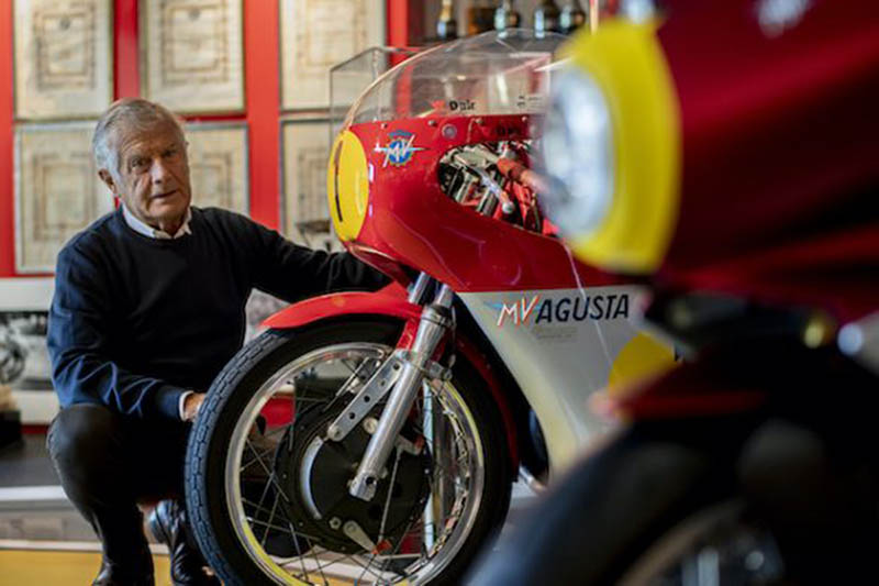 Agostini junto a dos MV Agusta